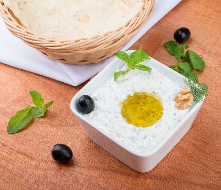 Řecké tzatziki, okurky, máta peprná, kopr, citrón, sůl, pepř, olivový olej, řecký jogurt Milko